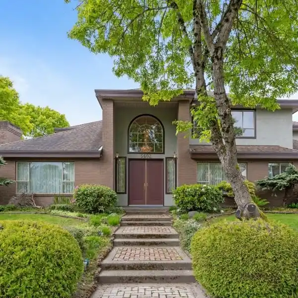 GRAND FAMILY HOME WITH TRIPLE GARAGE