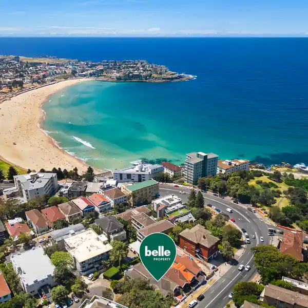 DUAL-FRONTED BEACHSIDE SEMI WITH A BRIGHT FUTURE