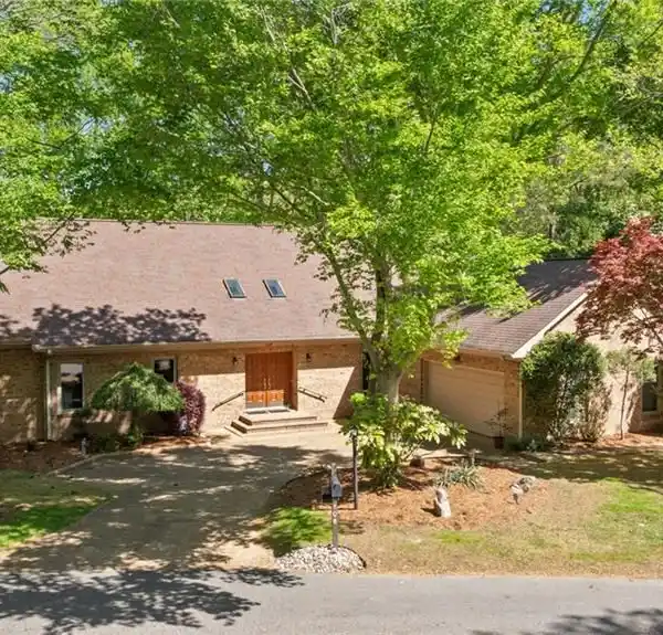 BEAUTIFULLY DESIGNED HOME IN PRESTIGIOUS KINGSMILL