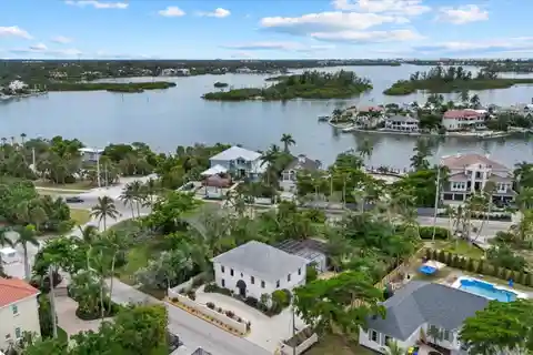 Comfort and Elegance on Bay Island