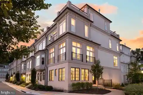 Sunlit End-Unit Retreat with Dual Roof Terraces