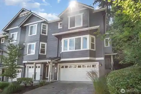 Sun-Soaked End-Unit in Desirable Lakemont