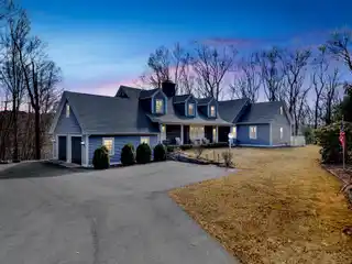 Magnificent Lakeside Retreat