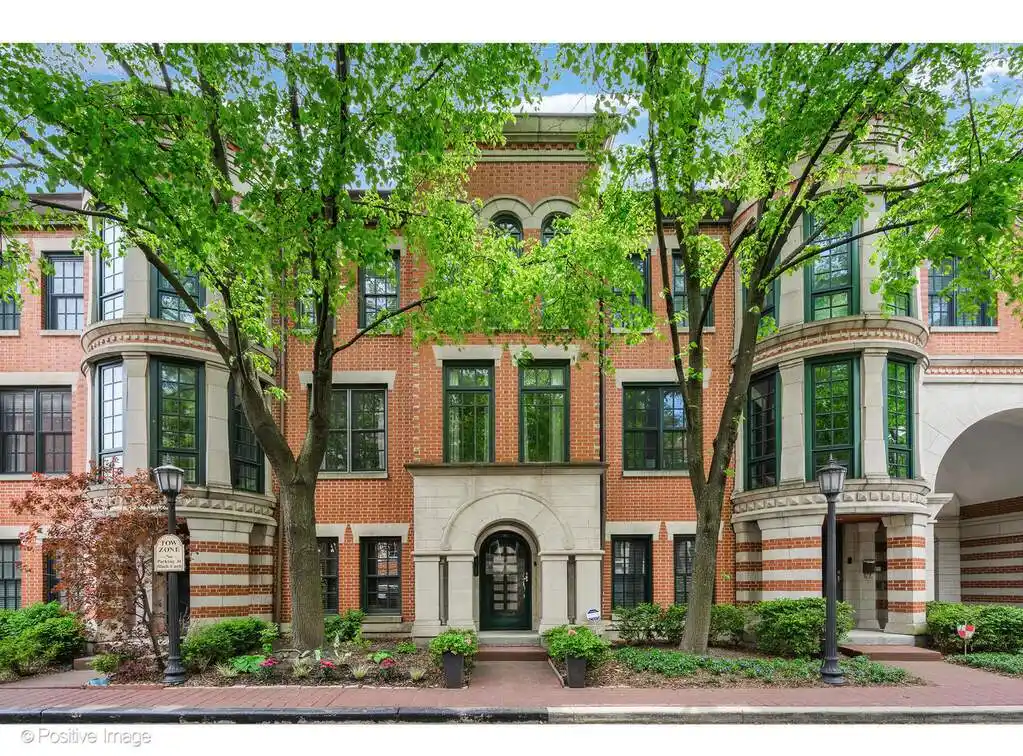 Sought-after Townhome in the Embassy Club
