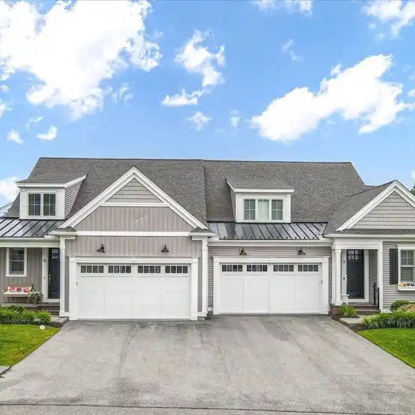 LUXURY TOWNHOME IN SCENIC NORTH FRAMINGHAM