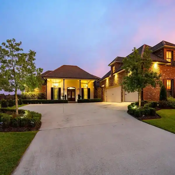 STUNNING ACADIAN STYLE HOME