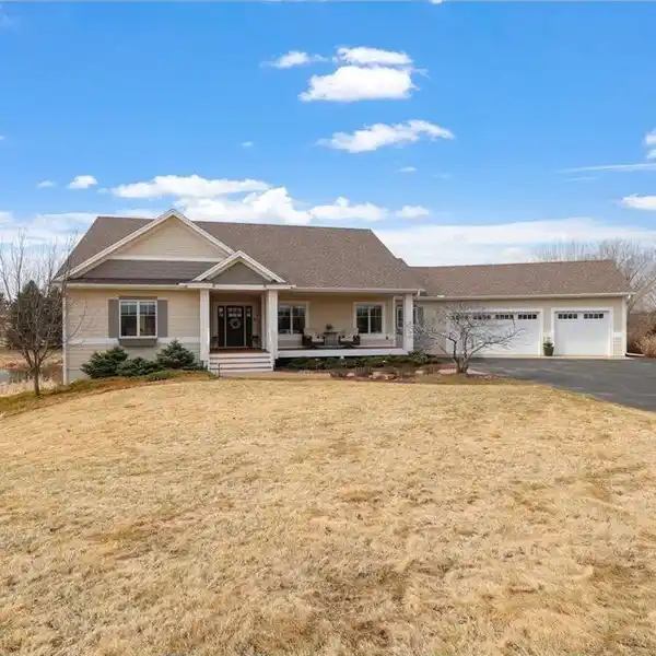 CUSTOM RAMBLER ON 2.5 ACRES IN THOROUGHBRED ACRES