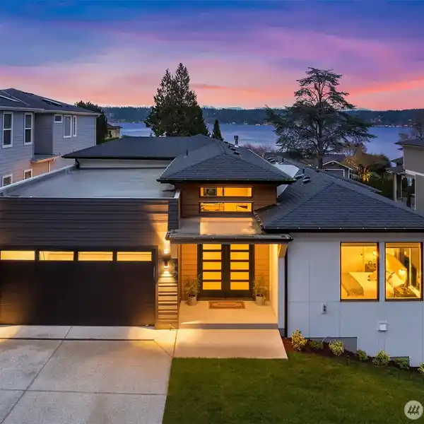 LAKE SAMMAMISH MODERN STUNNER