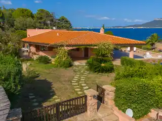 Four Bedroom Villa Overlooking the Sea