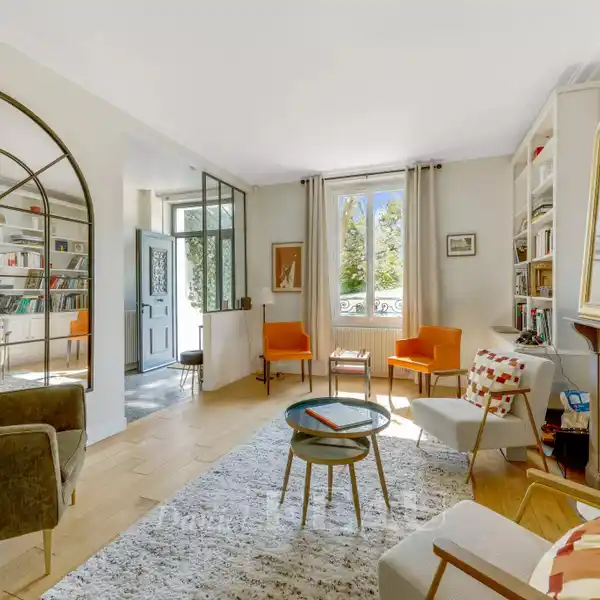 SPACIOUS PROPERTY WITH GARAGE AND STUDIO