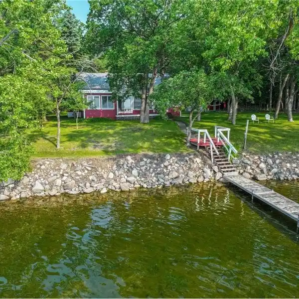 PREMIER LEVEL LAKEFRONT PROPERTY