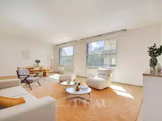Spacious Paris Flat in Prestigious Golden Triangle