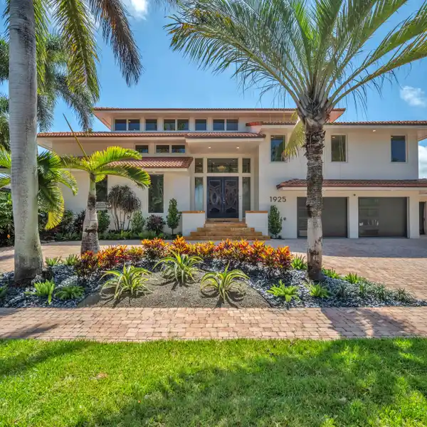 WATERFRONT ELEGANCE AND COMFORT IN HARBOUR INLET