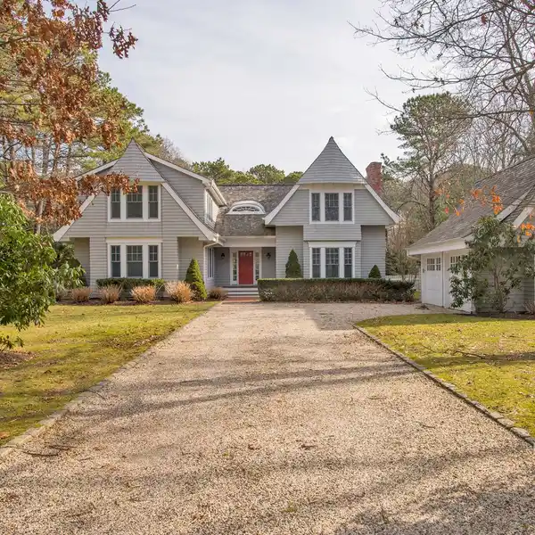 HAMPTONS HIDEAWAY WITH SUNLIT POOLSIDE BLISS