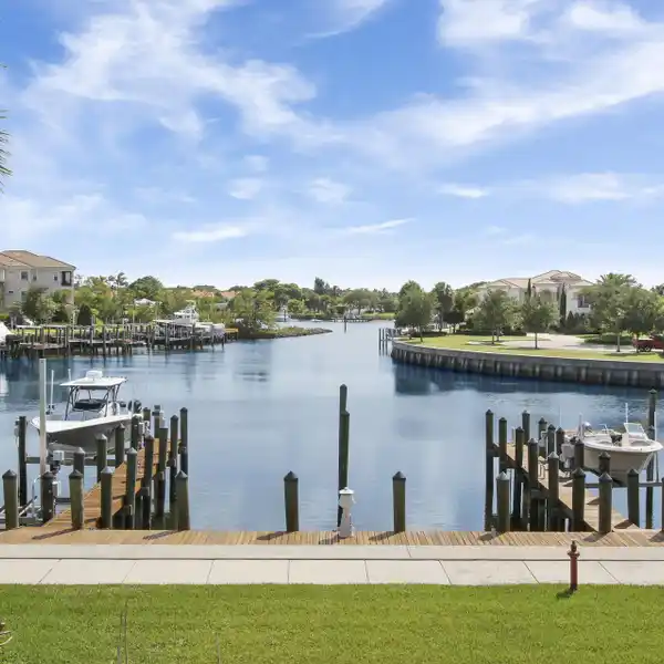 BOATERS PARADISE WITH CONVENIENCE OF LOW MAINTENANCE LIVING