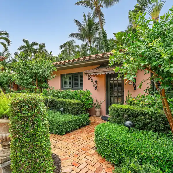 LOVELY CONDO IN A SECLUDED ENCLAVE