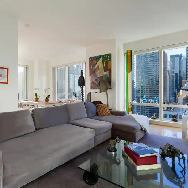 SPACIOUS CONVERTIBLE THREE BEDROOM AT UNITED NATIONS PLAZA