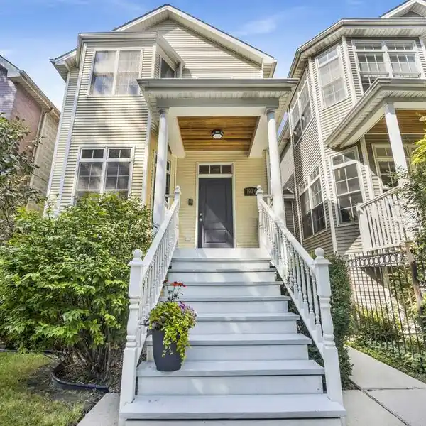 DISTINGUISHED RESIDENCE IN PRIME ROSCOE VILLAGE LOCATION