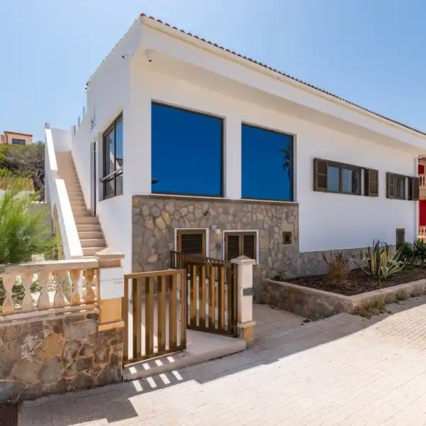CHARMING RENOVATED VILLA STEPS TO THE BEACH
