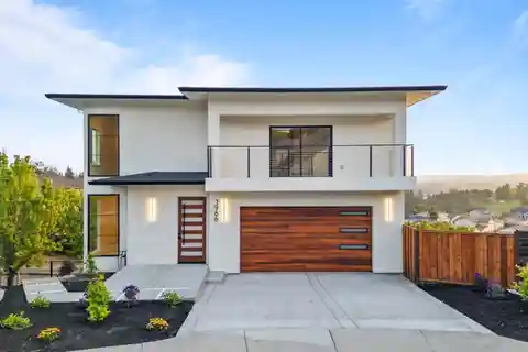 Stunning Tri-level Residence in Fountaingrove