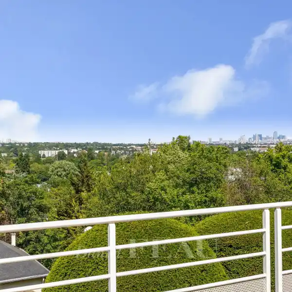 COMMANDING PANORAMIC VIEW