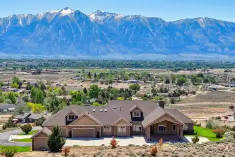 Panoramic Mountain Views on Private 5-acre Estate
