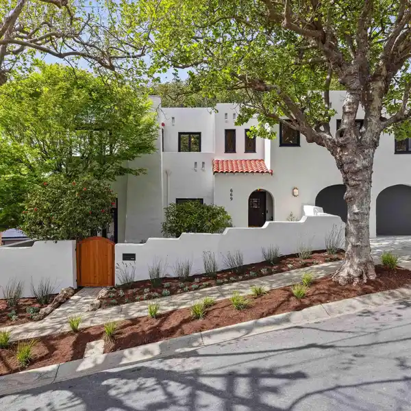 TIMELESS MEDITERRANEAN RESIDENCE
