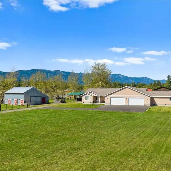 COMFORT AND VERSATILITY ON THREE ACRES