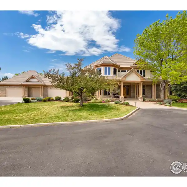 LAKEFRONT LUXURY AND TRANQUILITY