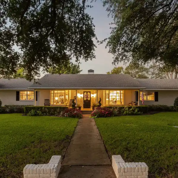 WONDERFULLY REIMAGINED SINGLE-STORY HOME IN MIDWAY HILLS