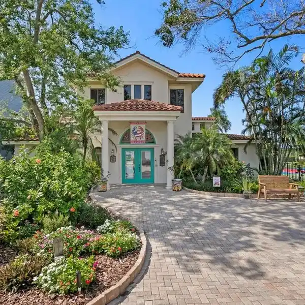 EXTRAORDINARY WATERFRONT ESTATE