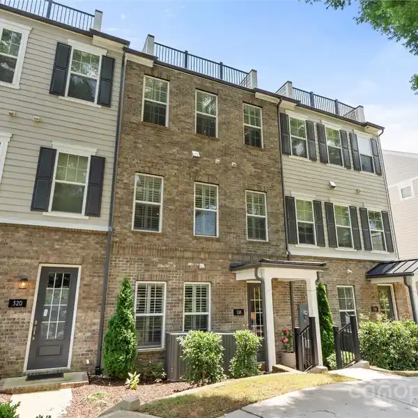 LIKE-NEW TOWNHOME IN THE HEART OF ELIZABETH