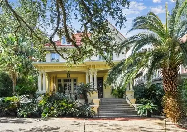 CLASSICAL ARCHITECTURE WITH MODERN CONVENIENCE