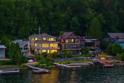 Stunning Lake Sammamish Home with 180-Degree Views