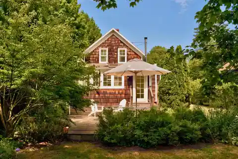 Sweet and Classic Farmhouse with Midcentury Style