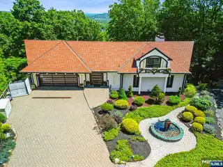 Graciously Renovated Upscale Retreat