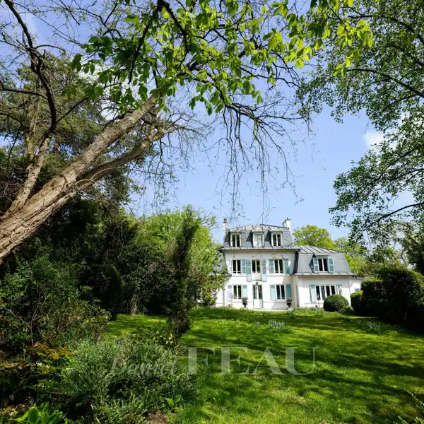 FORMER 17TH-CENTURY HUNTING LODGE WITH RICH HISTORY