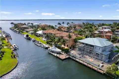 Luxury Living in Town and River
