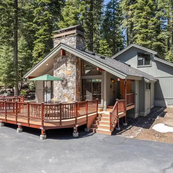 ELEGANT AND RUSTIC LAKE TAHOE RETREAT