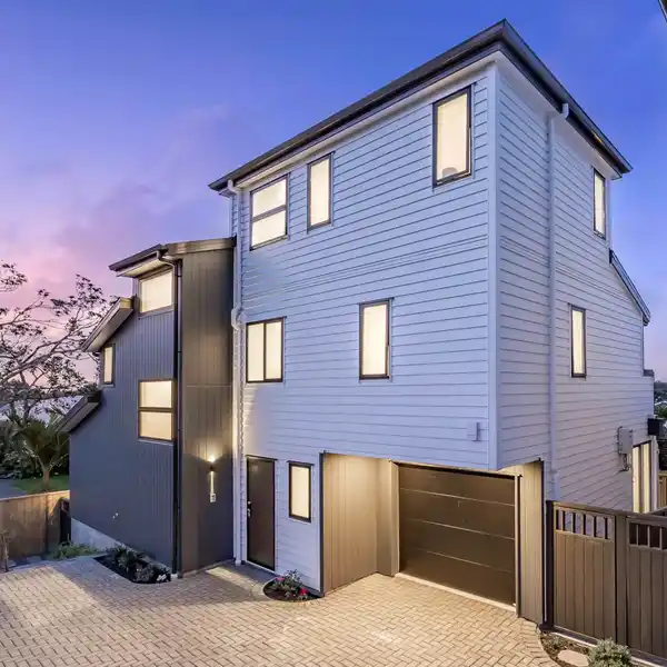 ELEGANT BRAND-NEW HOME WITH STUNNING VIEWS