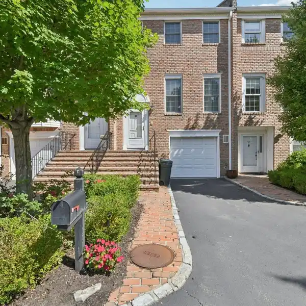 LUXURY LIVING IN GEORGETOWN COMMONS CONDOMINIUMS