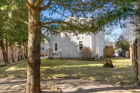 Year-round Island Home in Convenient Location