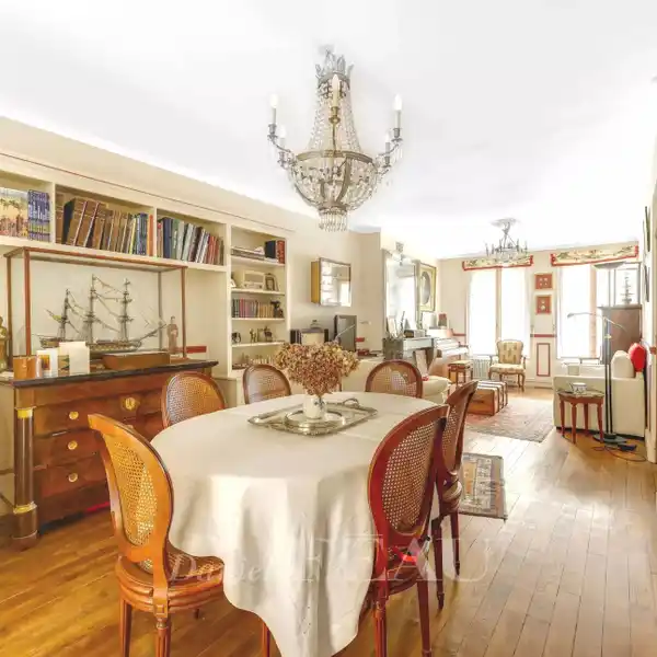 HISTORIC TOWNHOUSE WITH HIDDEN GARDEN TERRACE