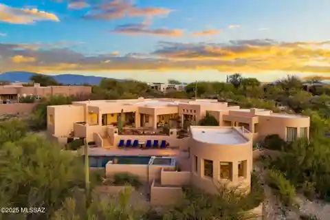 Stunning Open-concept Home in Colonia Del Sol