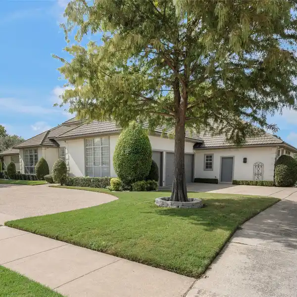 STUNNING PLANO HOME WITH VAULTED CEILINGS AND CHEF’S KITCHEN