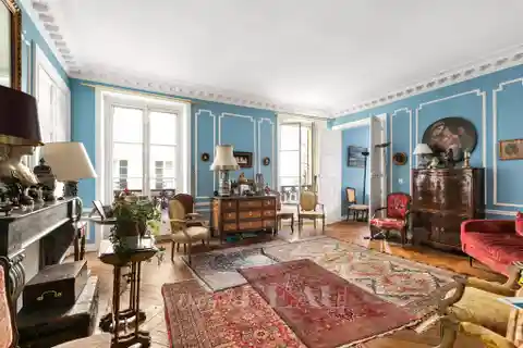 Elegant Apartment in Fine Mid 19th Century Building