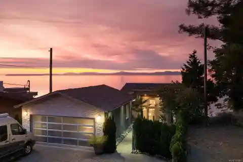 West Coast Contemporary on Cordova Bay
