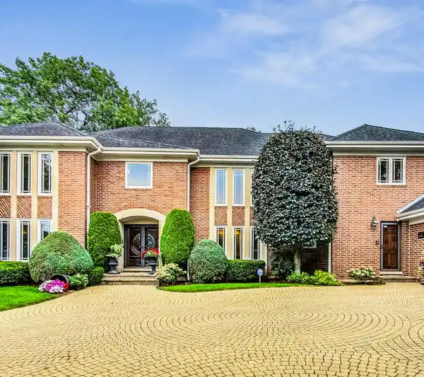 EXPANSIVE TOWERS RESIDENCE WITH SAUNA