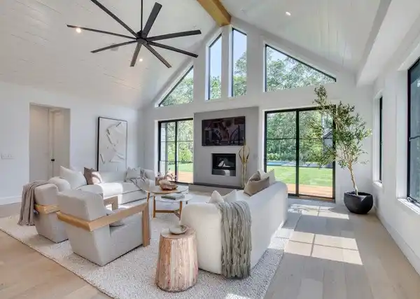 MODERN GEM IN THE VIBRANT SPRINGS AREA