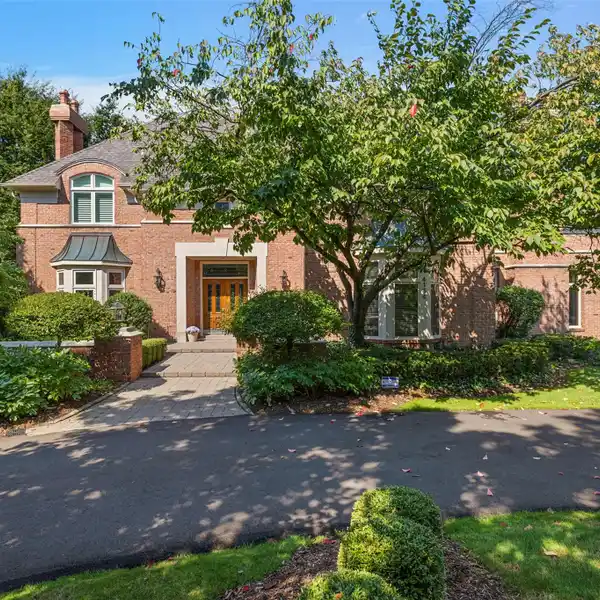 DISTINGUISHED RESIDENCE ON AN EXCEPTIONALLY PRIVATE LOT